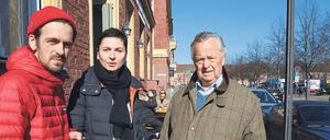 Volker von Wangenheim (r.) mit betroffenen Nachbarn wie Patrick Berger vom Buena Vida Coffee Club und Kathleen Meisterfeld.