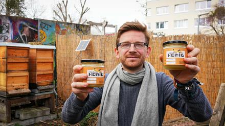 Christoph Sterz vor zwei Bienenstöcken im Jugendtreff.