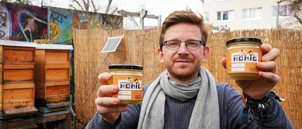 Christoph Sterz vor zwei Bienenstöcken im Jugendtreff.