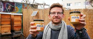 Christoph Sterz vor zwei Bienenstöcken im Jugendtreff.