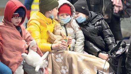 Für Kinder in Notlagern sieht das Ministerium vor, dass die Schulpflicht drei Monate ausgesetzt wird.
