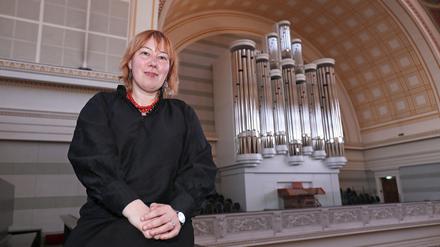 Nadiya Velychko, Konzertorganistin aus Lwiw, ist nach Potsdam geflohen. Jetzt übt sie täglich in der Nikolaikirche.