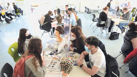 Auch die Friseurgenossenschaft Cut &amp; Care mit acht Salons in Potsdam war an der Steuben-Schule auf Azubisuche. 