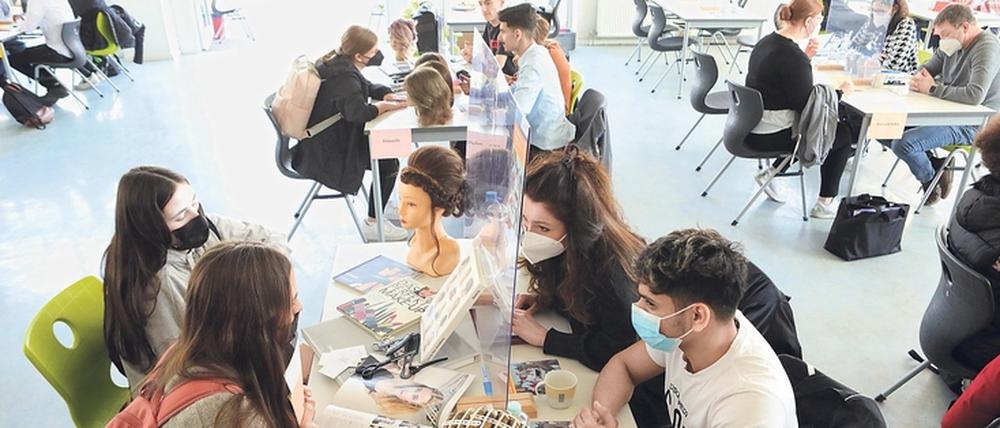 Auch die Friseurgenossenschaft Cut &amp; Care mit acht Salons in Potsdam war an der Steuben-Schule auf Azubisuche. 