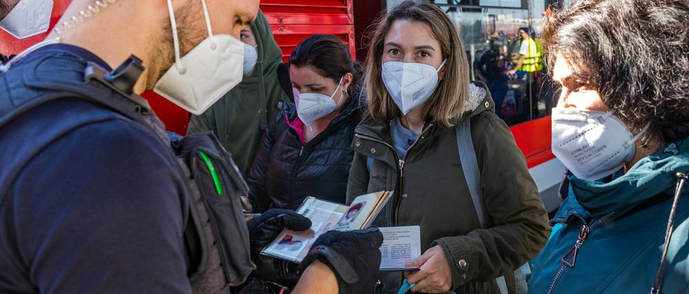 Beamte der Bundespolizei kontrollierten die Dokumente der Flüchtlinge aus der Ukraine.