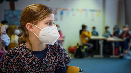 Eine Grundschülerin mit FFP2-Maske im Unterricht.