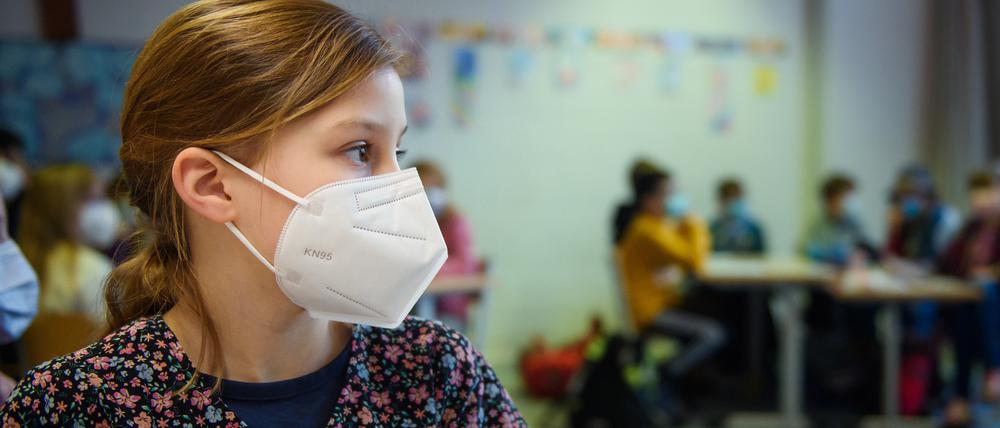 Eine Grundschülerin mit FFP2-Maske im Unterricht.