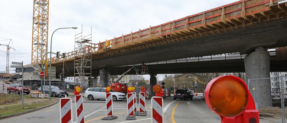 Wegen Bauarbeiten an der Hochstraßenbrücke kommt es erneut zu Sperrungen.