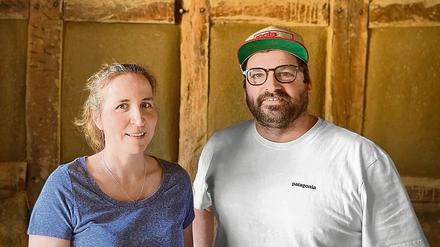 Sebastian Frenkel mit Christina, deren Haus bei der Flut im Sommer 2021 schwer beschädigt wurde. 