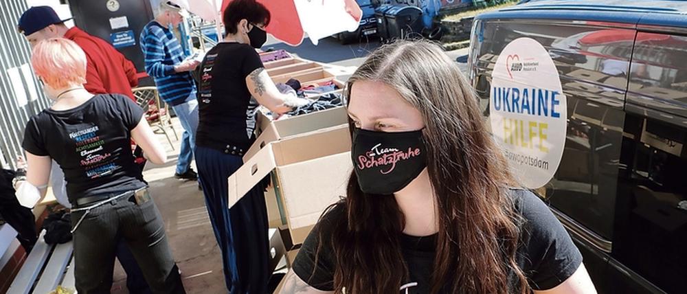 Kistenweise Spenden: Bei der Awo-„Schatztruhe“ am Schlaatzer Erlenhof waren auch am Donnerstag viele Helfer im Einsatz.