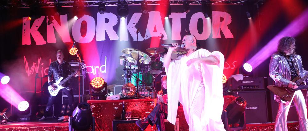 Die Berliner Band Knorkator spielte vor der fast ausverkauften Schinkelhalle - Alf Ator sang statt Frontmann Stumpen.