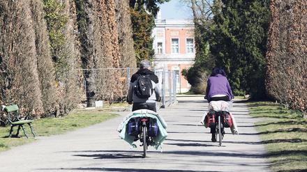 Auch auf nicht dafür freigegebenen Wegen nahm der Radverkehr in den Parks und Gärten der Schlösserstiftung zu. 