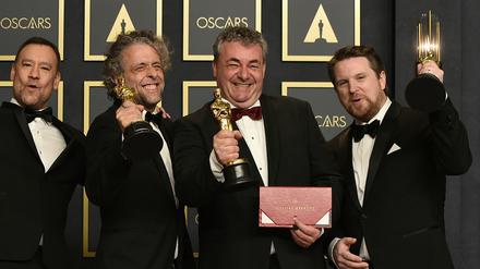 Gerd Nefzer (2.v.r.) und Brian Connor, Paul Lambert und Tristan Myles (v.l.) freuen sich über den Oscar.