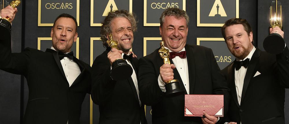 Gerd Nefzer (2.v.r.) und Brian Connor, Paul Lambert und Tristan Myles (v.l.) freuen sich über den Oscar.