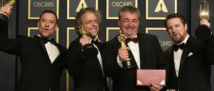 Gerd Nefzer (2.v.r.) und Brian Connor, Paul Lambert und Tristan Myles (v.l.) freuen sich über den Oscar.