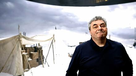 Gerd Nefzer vor einer Deko-Filmkulisse in Babelsberg.