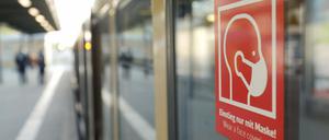 Im öffentlichen Nahverkehr soll weiter eine Maske getragen werden.