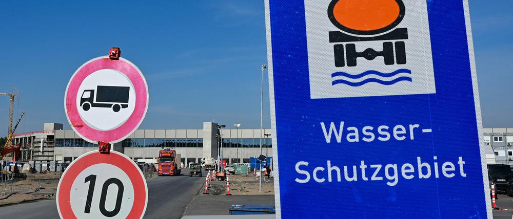 Ein Verkehrsschild mit der Aufschrift "Wasser-Schutzgebiet" vor der Baustelle der Tesla-Fabrik.
