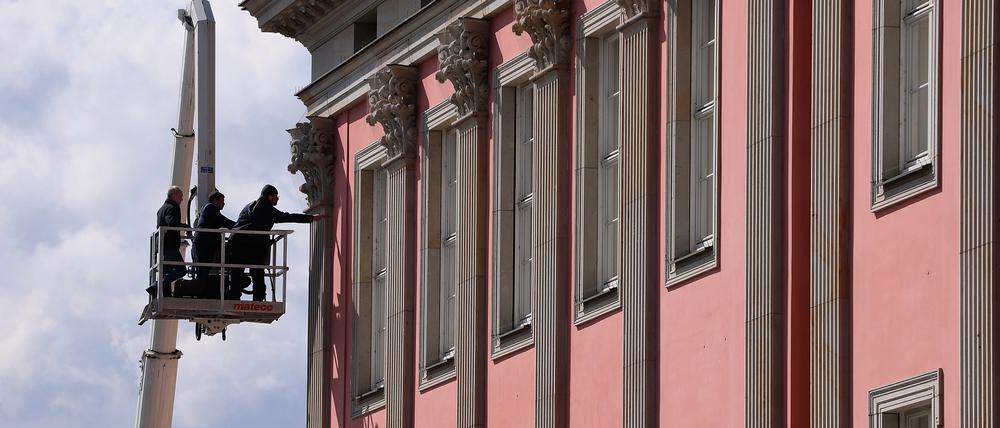 Die Schäden an der Fassade des Landtages werden untersucht.