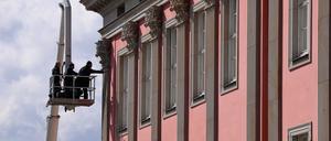 Die Schäden an der Fassade des Landtages werden untersucht.