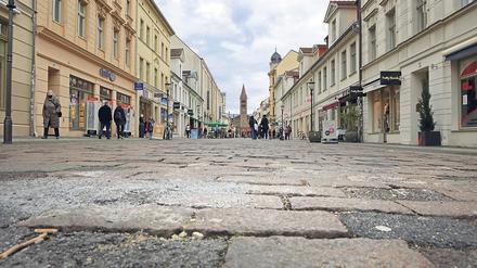 Das Pflaster der Brandenburger Straße ist seit Jahren marode. Die Sanierung indes verzögert sich immer wieder. 