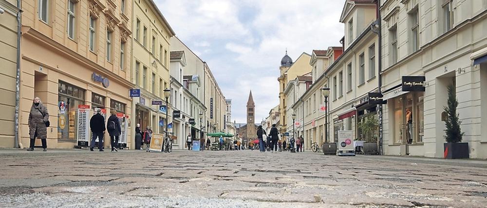 Das Pflaster der Brandenburger Straße ist seit Jahren marode. Die Sanierung indes verzögert sich immer wieder. 