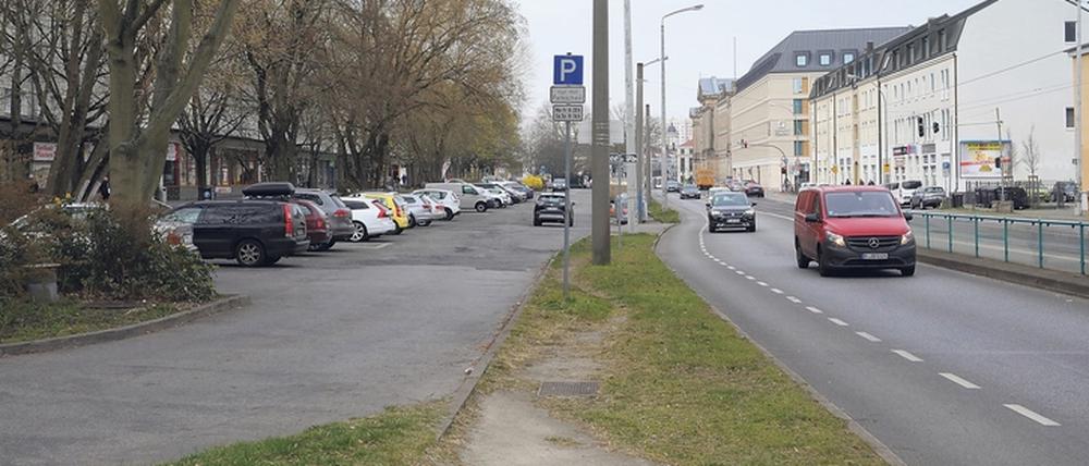 TVor der Ladenzeile in der Straße Am Kanal befindet sich derzeit ein Parkplatz – dort wäre Platz für den Stadtkanal.