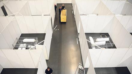 308 Plätze zum Schlafen in mehr als 80 abschließbaren Kabinen werden in der Metropolishalle derzeit aufgebaut.