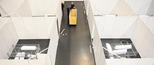 308 Plätze zum Schlafen in mehr als 80 abschließbaren Kabinen werden in der Metropolishalle derzeit aufgebaut.