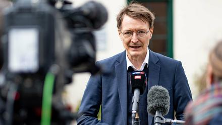 Bundesgesundheitsminister Karl Lauterbach (SPD) spricht vor dem Klinikum Nordfriesland mit Vertretern der Presse. 