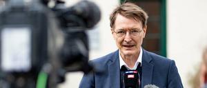 Bundesgesundheitsminister Karl Lauterbach (SPD) spricht vor dem Klinikum Nordfriesland mit Vertretern der Presse. 