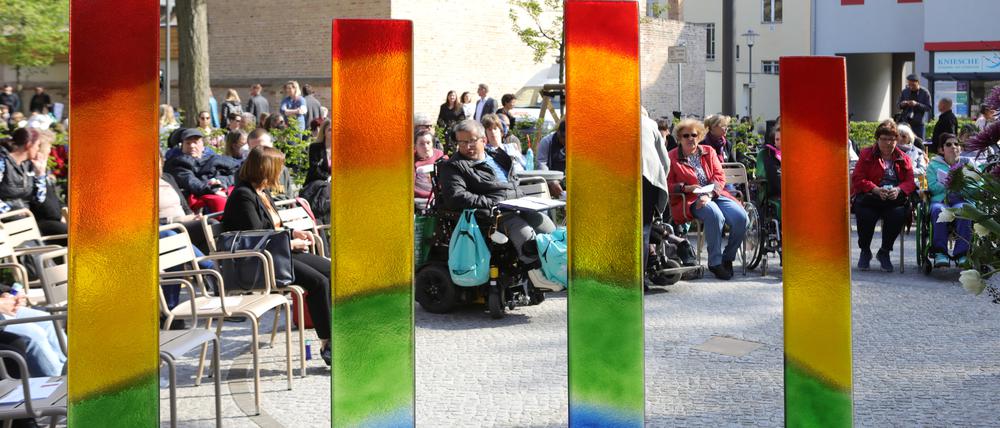 Vier Glasstelen erinnern an die Opfer der Gewalttat.
