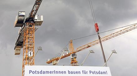 Bislang eine Nullnummer. Bezahlbarer Wohnraum wird in Potsdam dringend gebraucht. Das sogenannte Baulandmodell sollte Investoren dazu verpflichten, Wohnungen zu günstigen Mieten anzubieten. 180 solche Wohnungen sind vertraglich gesichert, bezugsfertig ist laut Stadtverwaltung noch keine.