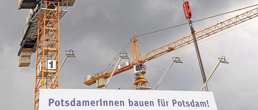 Bislang eine Nullnummer. Bezahlbarer Wohnraum wird in Potsdam dringend gebraucht. Das sogenannte Baulandmodell sollte Investoren dazu verpflichten, Wohnungen zu günstigen Mieten anzubieten. 180 solche Wohnungen sind vertraglich gesichert, bezugsfertig ist laut Stadtverwaltung noch keine.