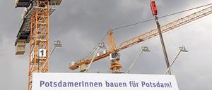 Bislang eine Nullnummer. Bezahlbarer Wohnraum wird in Potsdam dringend gebraucht. Das sogenannte Baulandmodell sollte Investoren dazu verpflichten, Wohnungen zu günstigen Mieten anzubieten. 180 solche Wohnungen sind vertraglich gesichert, bezugsfertig ist laut Stadtverwaltung noch keine.