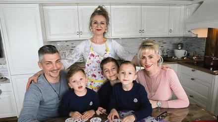 Die Schaustellerfamilie um Vater Enrico, die Kinder Mex, Jayden und Samjel sowie Mutter Jennifer und Großmutter Yvonne.