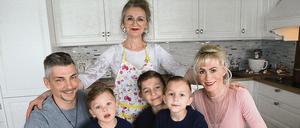 Die Schaustellerfamilie um Vater Enrico, die Kinder Mex, Jayden und Samjel sowie Mutter Jennifer und Großmutter Yvonne.