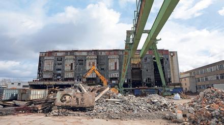 Platz für den Fortschritt. Rund 30 000 Kubikmeter Beton müssen rückgebaut werden. Drei Millionen Euro lässt sich die Energie und Wasser Potsdam GmbH (EWP) den Abriss kosten.