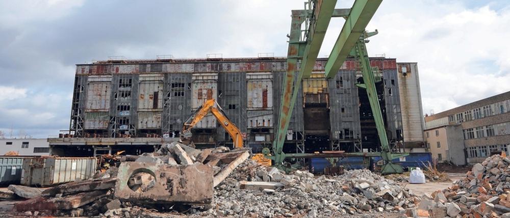 Platz für den Fortschritt. Rund 30 000 Kubikmeter Beton müssen rückgebaut werden. Drei Millionen Euro lässt sich die Energie und Wasser Potsdam GmbH (EWP) den Abriss kosten.
