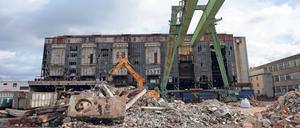 Platz für den Fortschritt. Rund 30 000 Kubikmeter Beton müssen rückgebaut werden. Drei Millionen Euro lässt sich die Energie und Wasser Potsdam GmbH (EWP) den Abriss kosten.
