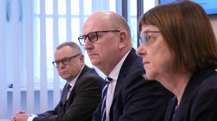 Ministerpräsident Dietmar Woidke (SPD, M.), Innenministerin Michael Stübgen (CDU) und Gesundheitsministerin Ursula Nonnemacher (Grüne).