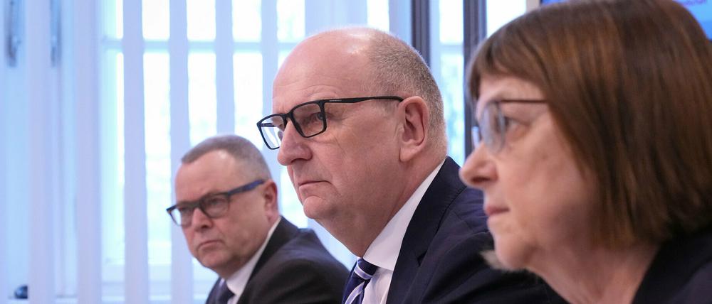 Ministerpräsident Dietmar Woidke (SPD, M.), Innenministerin Michael Stübgen (CDU) und Gesundheitsministerin Ursula Nonnemacher (Grüne).