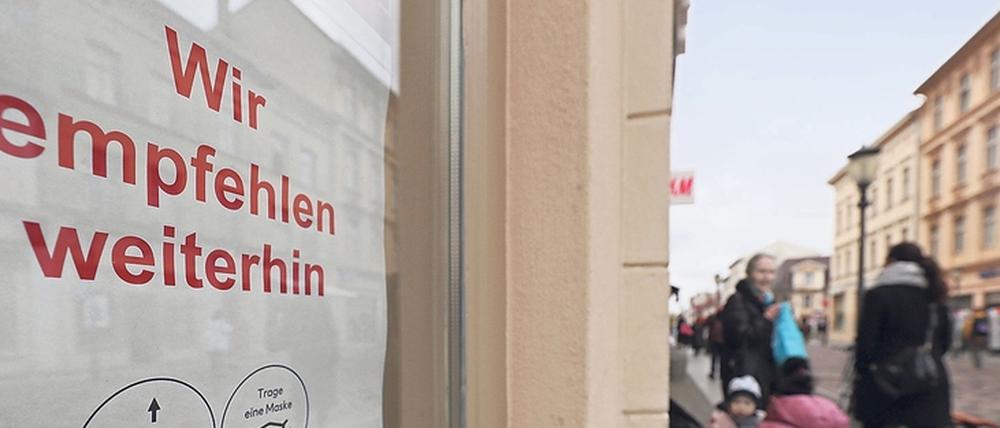Die Maske ist seit Sonntag in den meisten Geschäften freiwillig – viele Kunden tragen sie trotzdem.