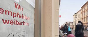 Die Maske ist seit Sonntag in den meisten Geschäften freiwillig – viele Kunden tragen sie trotzdem.