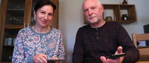 Hanna Kosianchuk mit ihrem Gastgeber - eine Smartphone-App hilft bei der Kommunikation.