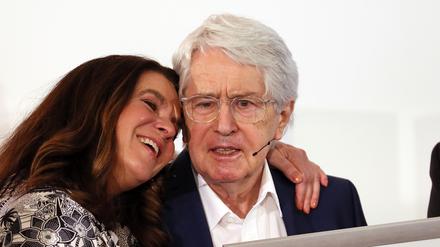 Katarina Witt gab Preisträger Frank Elstner eine herzliche Umarmung. 
