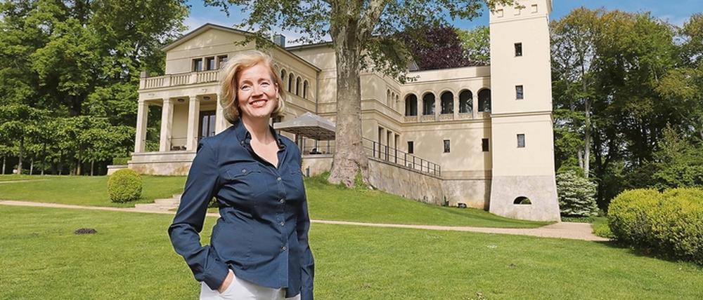Marianne Ludes im Park der von ihr und ihrem Mann nach historischem Vorbild neu errichteten Villa Jacobs. 