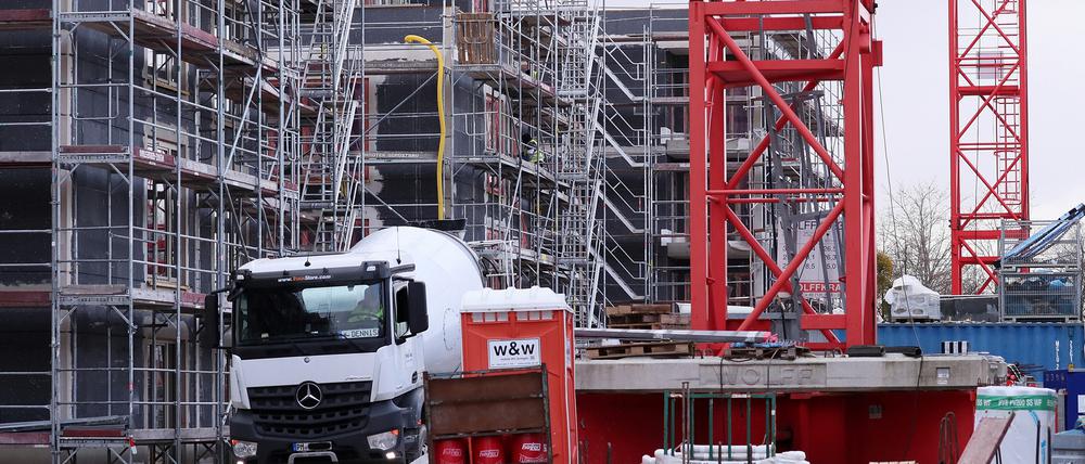 Die Baustelle in der Georg-Hermann-Allee. Der Wohnungsbau in Potsdam hat sich verlangsamt.