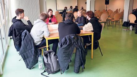 Mit Linken-Politikerin Marlen Block sprachen Zehntklässler:innen der Gesamtschule am Schilfhof unter anderem über die Wehrpflicht. 