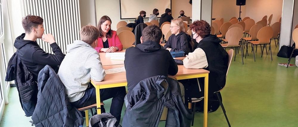 Mit Linken-Politikerin Marlen Block sprachen Zehntklässler:innen der Gesamtschule am Schilfhof unter anderem über die Wehrpflicht.